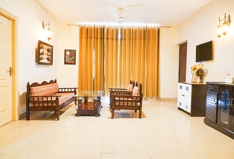Communal lounge/ TV room, TV and multimedia, Living room, Seating area, Evening entertainment