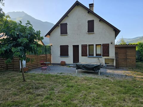 Facade/entrance, Garden, View (from property/room), Balcony/Terrace, Garden view, Mountain view, Sunrise, Quiet street view, pet friendly