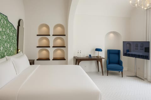 Bed, TV and multimedia, Bedroom