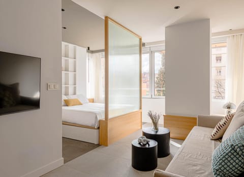 Bed, TV and multimedia, Living room