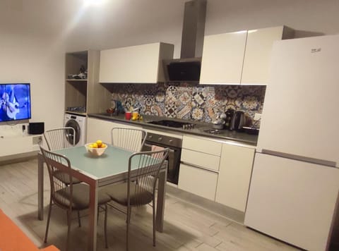 TV and multimedia, Kitchen or kitchenette, Dining area, oven, stove, toaster