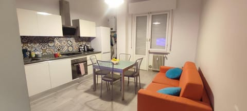 Kitchen or kitchenette, Living room, Seating area, Dining area, oven, stove