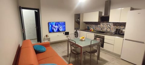 TV and multimedia, Coffee/tea facilities, Kitchen or kitchenette, Living room, Seating area, Dining area, oven, stove