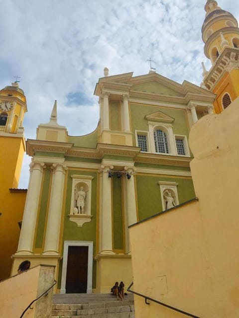 Old Town, 2 bedrooms, 1 living room, mezzanine with bed Apartment in Menton