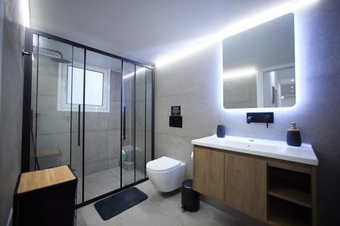 Shower, Toilet, Bathroom, towels