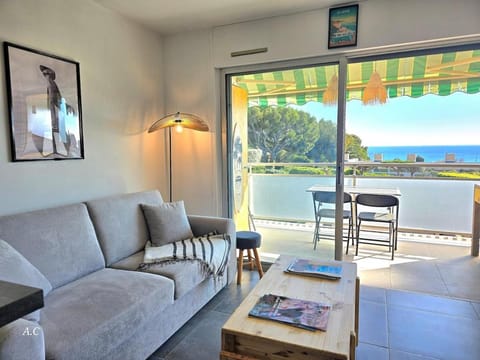 Balcony/Terrace, Living room, Seating area, Dining area, Sea view