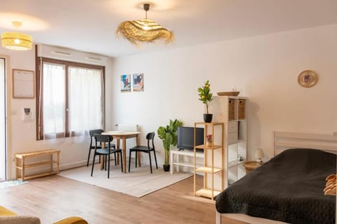 Bed, Living room, Photo of the whole room, Seating area, Dining area, Bedroom