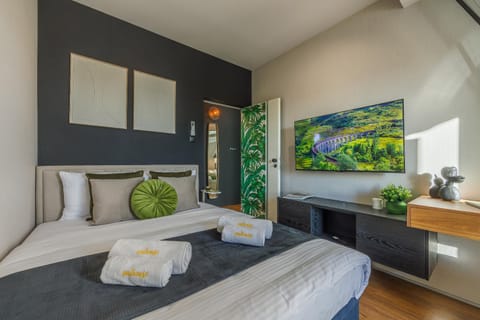 Bed, Bedroom, towels