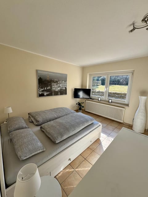 Bed, TV and multimedia, Photo of the whole room