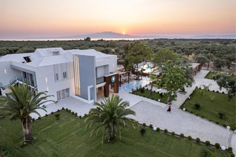 Property building, Day, Natural landscape, Pool view, Sea view, Swimming pool, Sunset