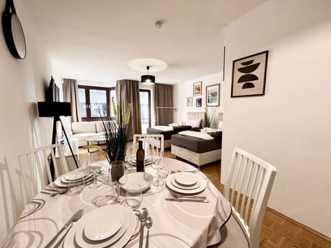 TV and multimedia, Living room, Seating area, Dining area