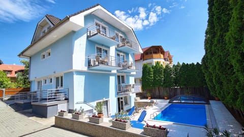 Property building, Pool view, Swimming pool, Swimming pool, sunbed