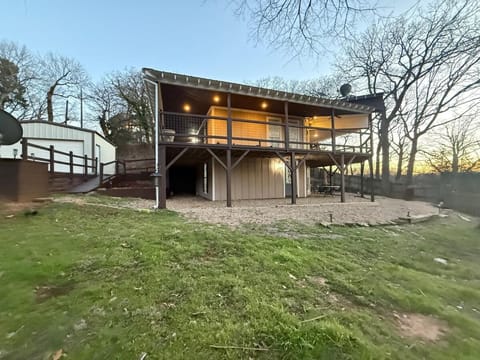 Lakehouse With Wraparound Deck, Game Room, Lake View House in Lake Texoma