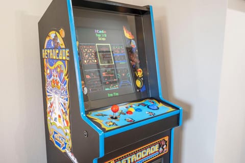 Expansive Deck w Pvt Hot Tub & Water View-Free Attraction Tickets-Cmty Indoor Pool House in Hollister