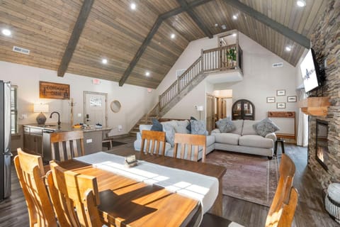 Expansive Deck w Pvt Hot Tub & Water View-Free Attraction Tickets-Cmty Indoor Pool House in Hollister