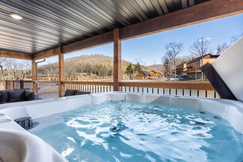 Expansive Deck w Pvt Hot Tub & Water View-Free Attraction Tickets-Cmty Indoor Pool House in Hollister