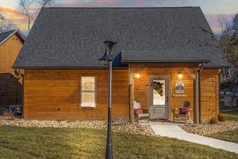 New Cabin at Tall Timbers! Free Tickets! Indoor and Outdoor Pools! Cabin in Hollister