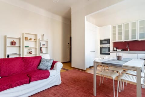Kitchen or kitchenette, Seating area, stove