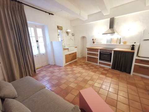 Kitchen or kitchenette, Living room, Seating area, Dining area, oven, stove