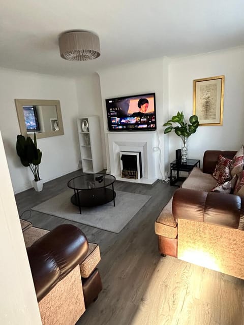 TV and multimedia, Living room, Seating area, Evening entertainment