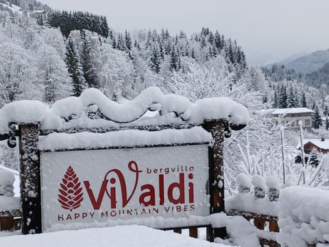 Day, Natural landscape, Winter, Logo/Certificate/Sign, Mountain view, Street view