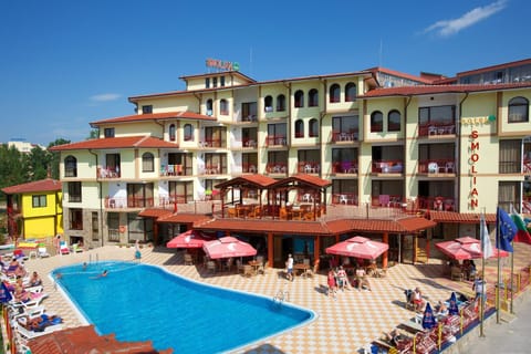 Facade/entrance, Swimming pool