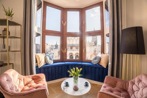 View (from property/room), Seating area, Bedroom, City view, Landmark view
