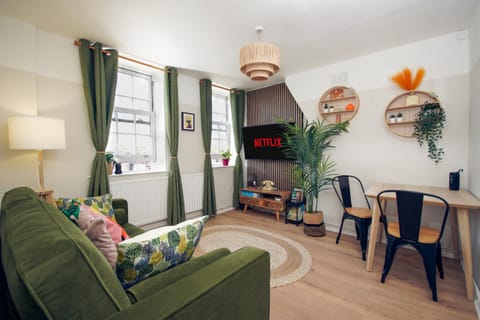 Communal lounge/ TV room, TV and multimedia, Living room, Seating area, Evening entertainment