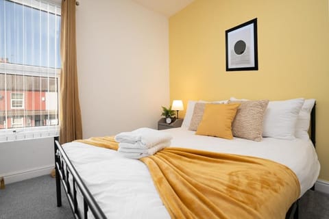 Bed, Photo of the whole room, Bedroom, towels