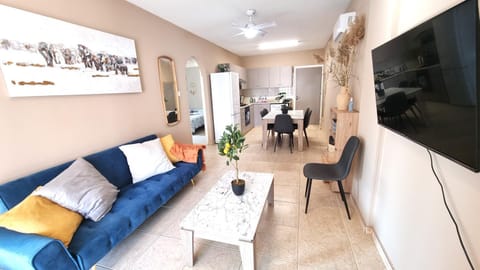 Communal lounge/ TV room, TV and multimedia, Living room, Seating area, Dining area, Evening entertainment