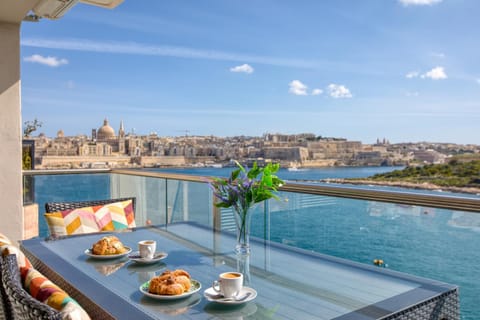 Nearby landmark, Natural landscape, View (from property/room), Balcony/Terrace, Dining area, City view, Sea view