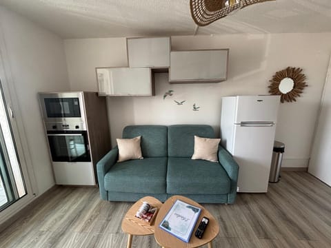 Coffee/tea facilities, Living room, oven, stove, toaster
