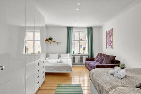 The Best Area w Free Parking Garage, 200m tram and bus Apartment in Helsinki