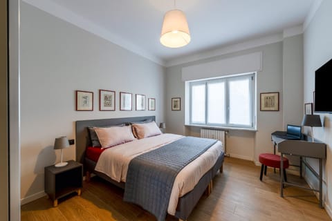 Bed, TV and multimedia, Photo of the whole room, Bedroom