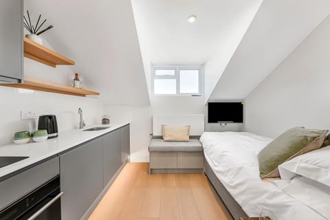 Bed, TV and multimedia, Kitchen or kitchenette, Photo of the whole room, Seating area, Bedroom, heating