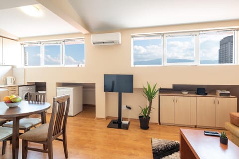 TV and multimedia, Kitchen or kitchenette, Living room, Seating area, Dining area, air conditioner