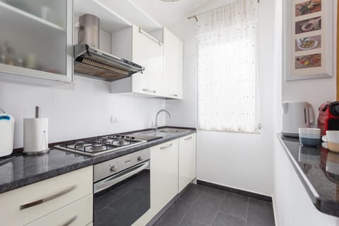 Coffee/tea facilities, Kitchen or kitchenette, stove