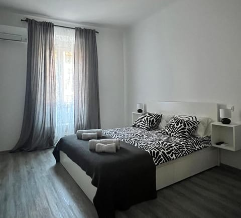 Bedroom, towels