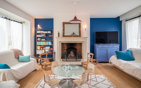 Library, TV and multimedia, Living room, Seating area
