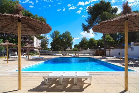Swimming pool, sunbed