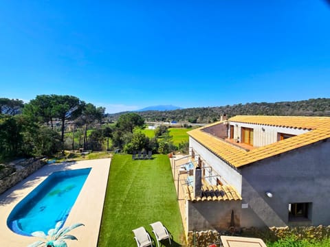 Property building, Spring, Day, Natural landscape, Mountain view, Pool view, Swimming pool, sunbed