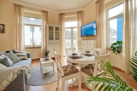 TV and multimedia, Living room, Seating area, Dining area