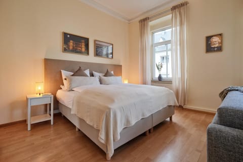 Bed, Photo of the whole room, Seating area, Bedroom