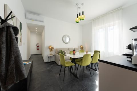 Kitchen or kitchenette, Living room, Seating area, Dining area
