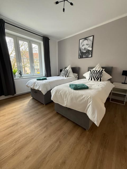 Bedroom, towels