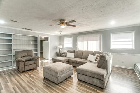 Near Shops and Eats Home with Large Yard in Waycross! House in Waycross