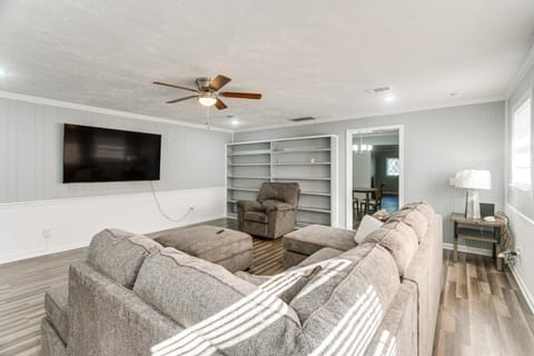 Near Shops and Eats Home with Large Yard in Waycross! House in Waycross