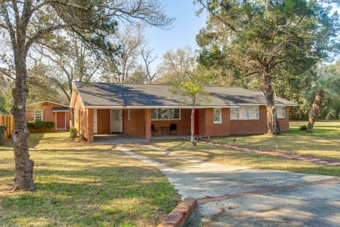 Near Shops and Eats Home with Large Yard in Waycross! House in Waycross