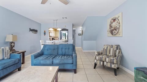 5 minutes walk to beach, Family Friendly condo with shared pool, tennis court Apartment hotel in Panama City Beach