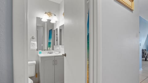 5 minutes walk to beach, Family Friendly condo with shared pool, tennis court Apartment hotel in Panama City Beach